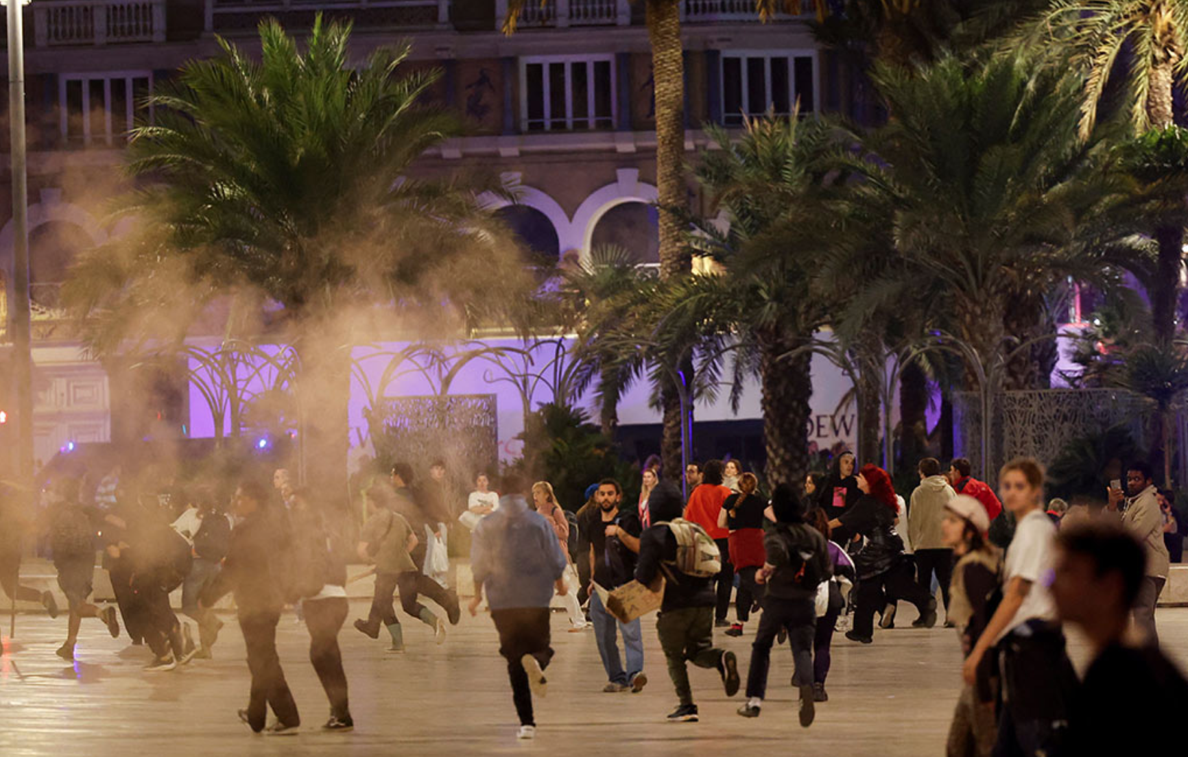 Policía y manifestantes se enfrentan tras manifestación en Valencia